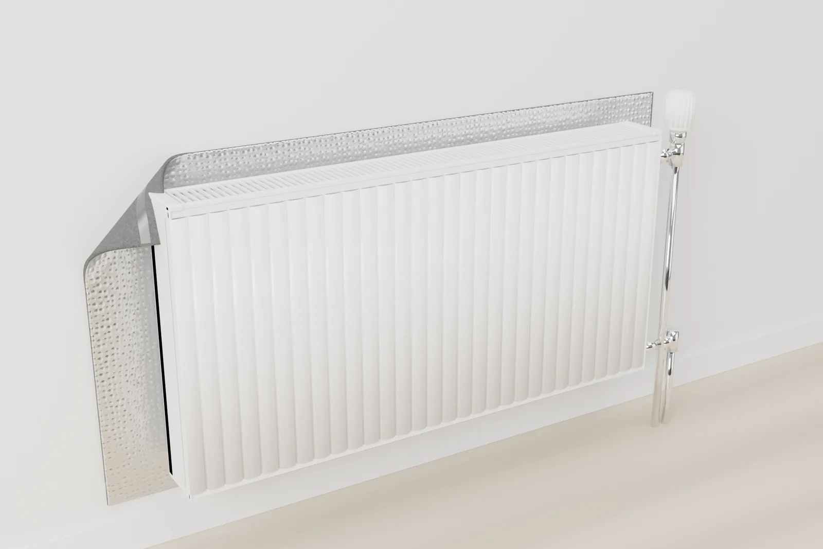 Isoflect Recuperator an der Wand hinter dem Heizkörper montiert, mit dem Aluminium zum Heizkörper
